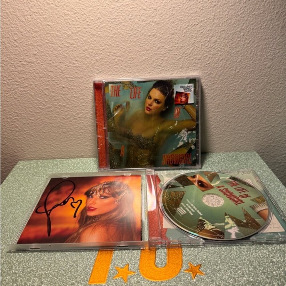 Taylor Swift The Life Of a Showgirl CD + SIGNED Photo 1 unsealed IN HAND